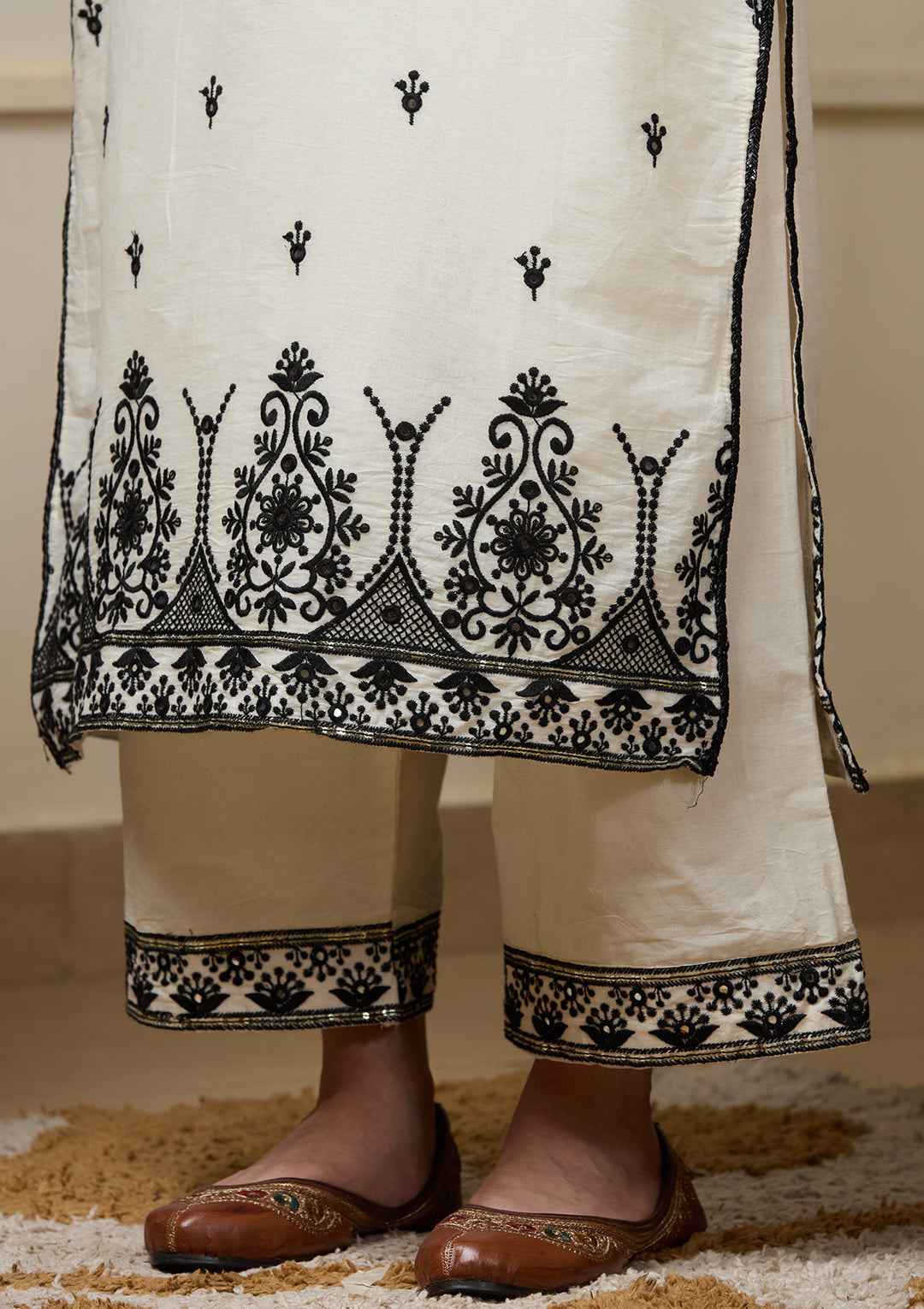 Off White Threadwork Chanderi Readymade Salwar Suit